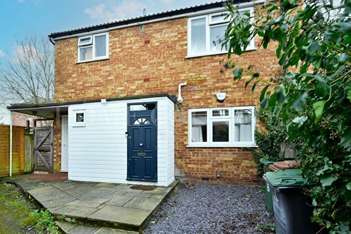 2 Bedroom Apartment For Sale In Highview Close, Potters Bar, EN6