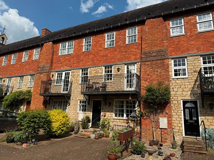 3 Bedroom Town House For Sale In Old School Court, Buckingham, MK18