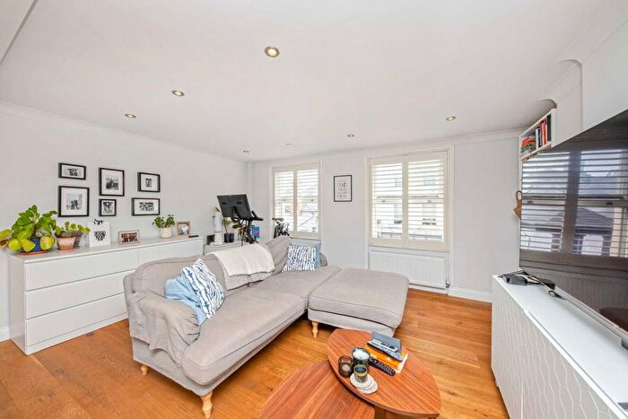2 Bedroom Flat To Rent In Hill Rise, Richmond, TW10