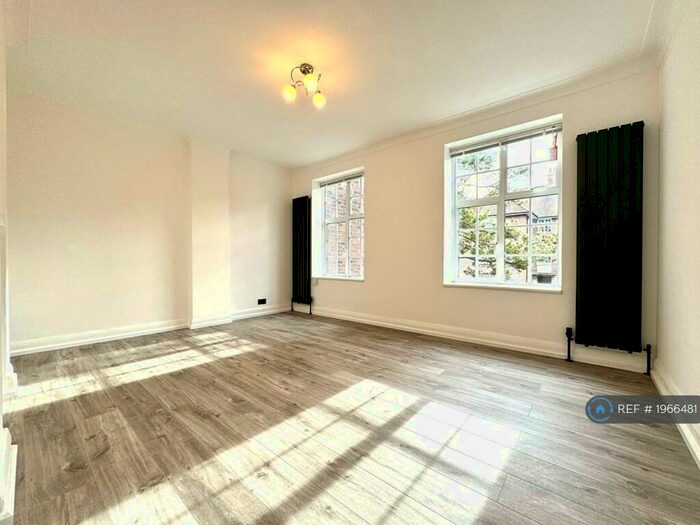 3 Bedroom Flat To Rent In Chandos Court, London, N14