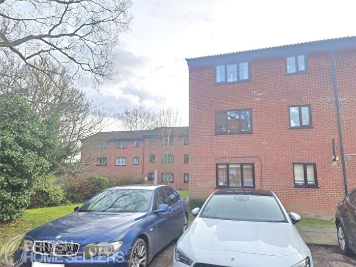 2 Bedroom Apartment For Sale In Gladbeck Way, Enfield, EN2