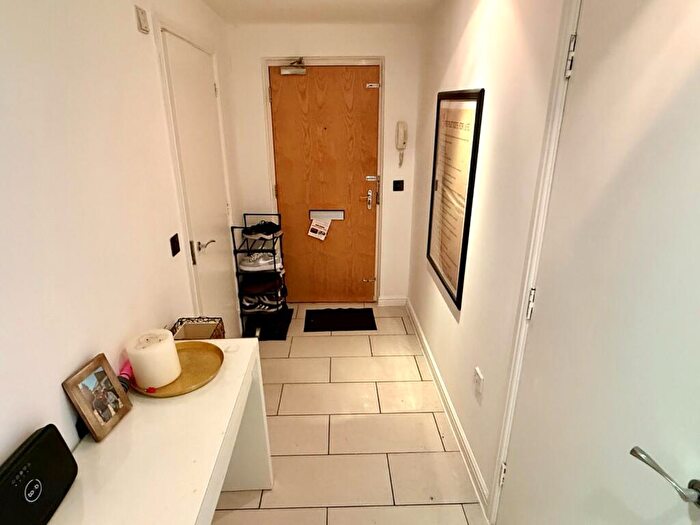 2 Bedroom Flat To Rent In Lower Canal Walk, Southampton, Hampshire, SO14