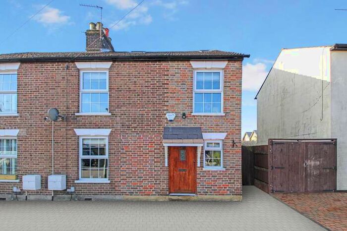 4 Bedroom Semi-Detached House To Rent In Village Location, WD5
