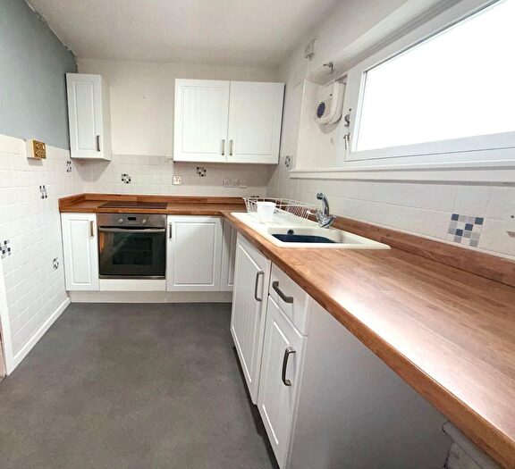 3 Bedroom Maisonette To Rent In Chalk Hill Court, Dundee, DD4