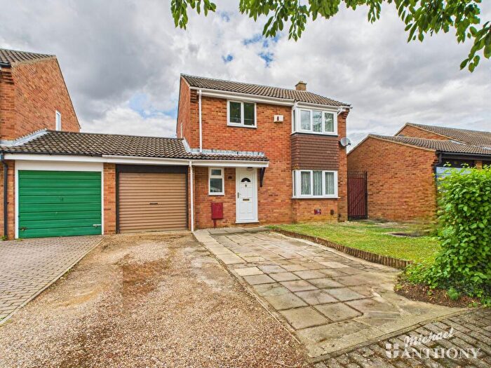3 Bedroom Link Detached House For Sale In Edrich Avenue, Oldbrook, Milton Keynes, Buckinghamshire, MK6