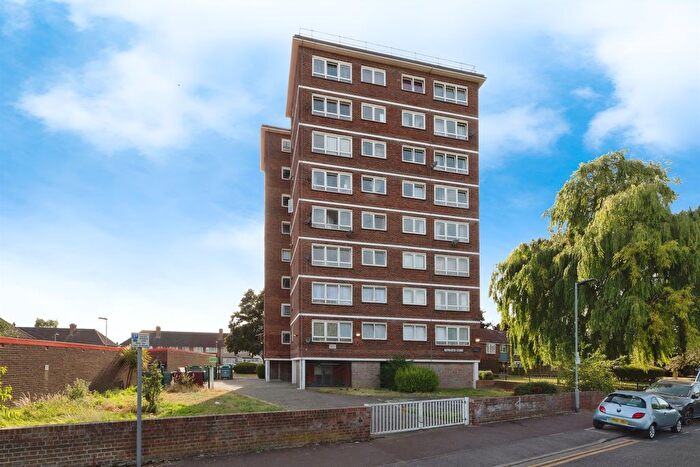 1 Bedroom Flat For Sale In Hepworth Gardens, Barking, IG11