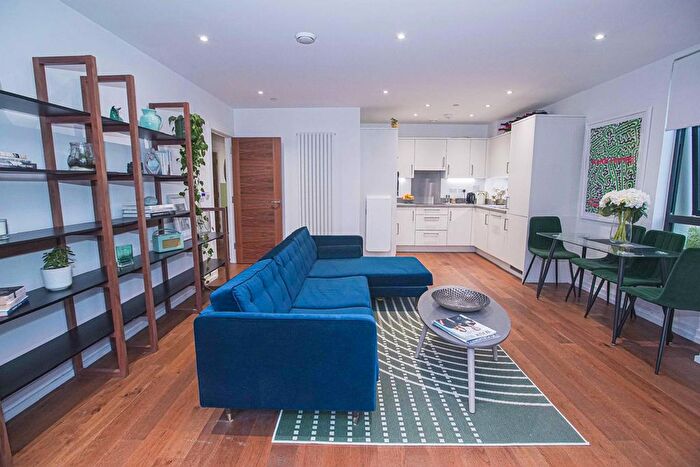 2 Bedroom Flat To Rent In Gresham Road, London, SW9