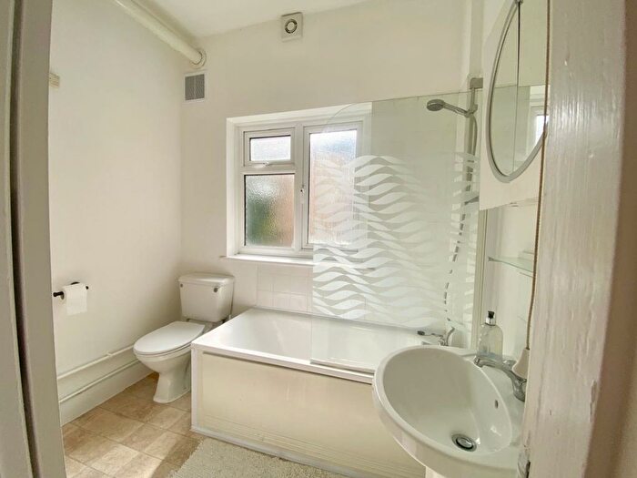 1 Bedroom Flat To Rent In Woodstock Grove, Shepherds Bush, London, W12