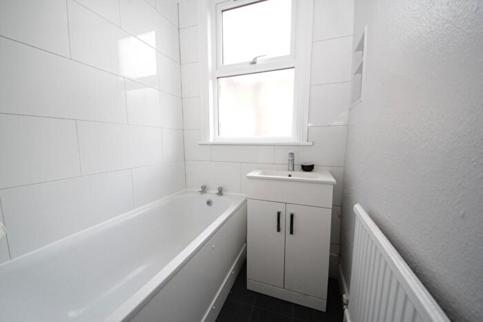 2 Bedroom Flat To Rent In Avondale Road, N13