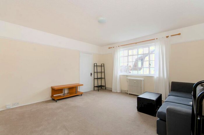 1 Bedroom Flat To Rent In Wavertree Court, Streatham Hill, London, SW2