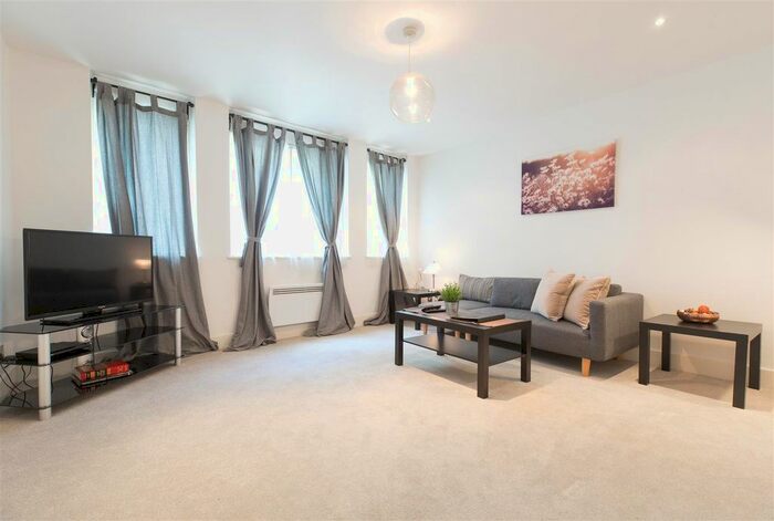 2 Bedroom Flat To Rent In Bride Court, London, EC4Y