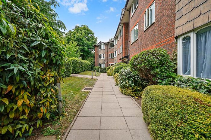 2 Bedroom Flat To Rent In Queens Drive, London, W3