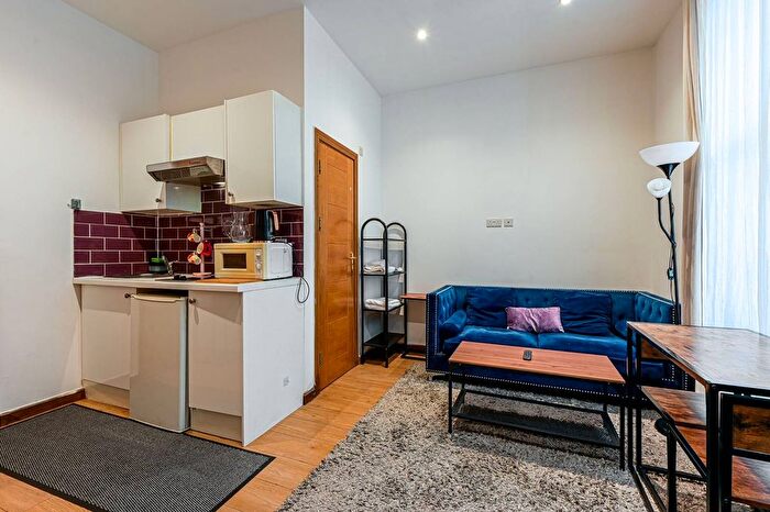 1 Bedroom Flat To Rent In Kempsford Gardens, La, Earls Court, London, SW5