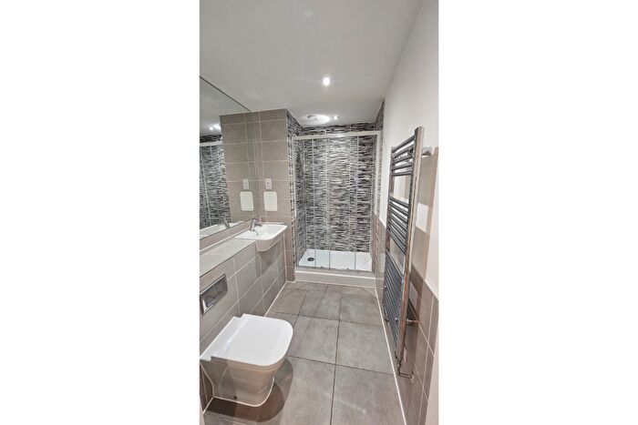 3 Bedroom Flat To Rent In Rope Court, Canoe Walk, E14