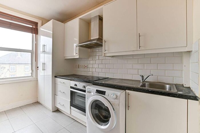 2 Bedroom Flat To Rent In Willesden Green, Cricklewood, London, NW2