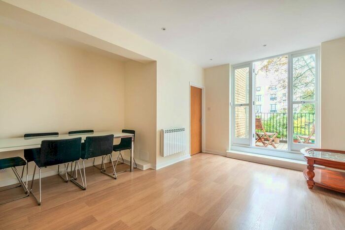 2 Bedroom Flat To Rent In Arundel Gardens, Notting Hill, London, W11