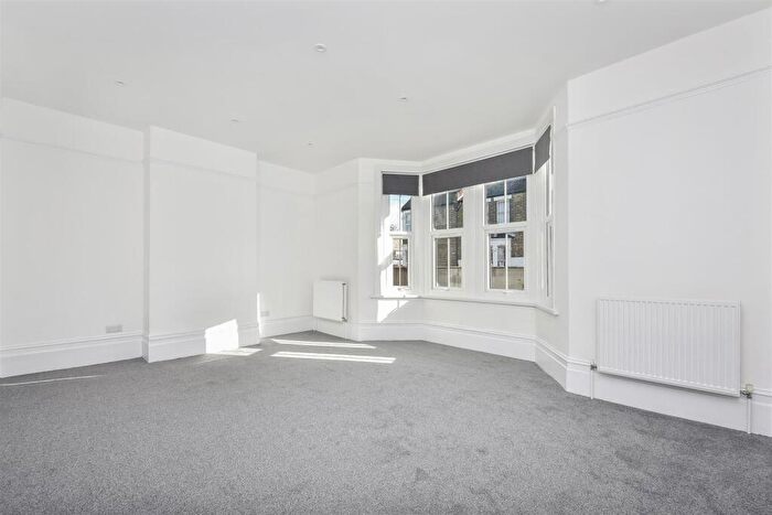 3 Bedroom Flat To Rent In High Street North East Ham London, E6