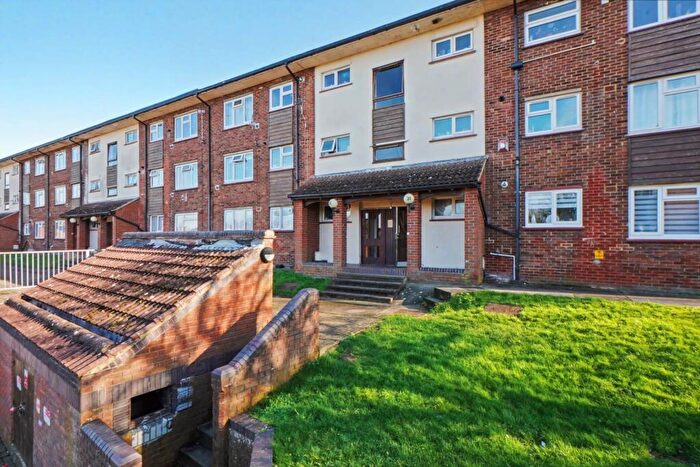 2 Bedroom Flat For Sale In Sunderland Close, Rochester, ME1