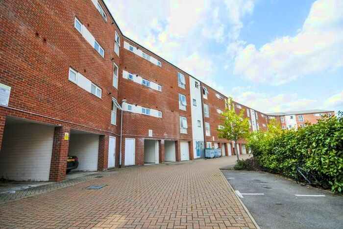 3 Bedroom Flat To Rent In Aviation Avenue, Hatfield, Hertfordshire, AL10