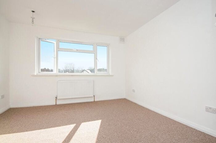 3 Bedroom Flat To Rent In Park Court, Balham Park Road, London, SW12