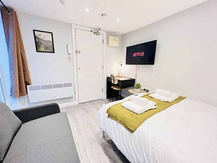 1 Bedroom Studio To Rent In Musjid Road, London, SW11