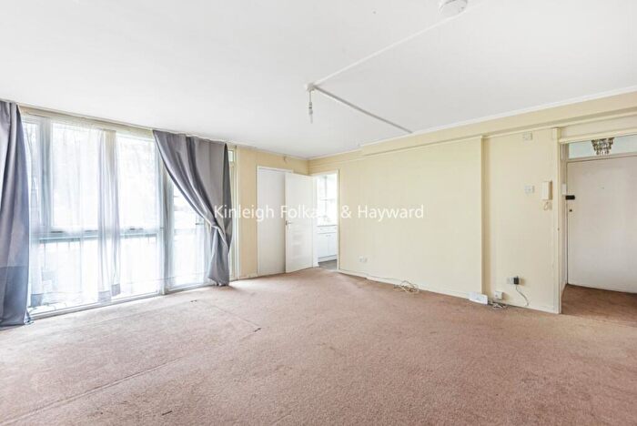 Flat To Rent In Ashbourne Close, London, N12