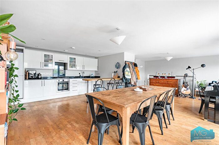 2 Bedroom Apartment For Sale In Holloway Road, London, N7