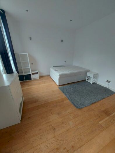 3 Bedroom Maisonette To Rent In Mile End Road, London, E3