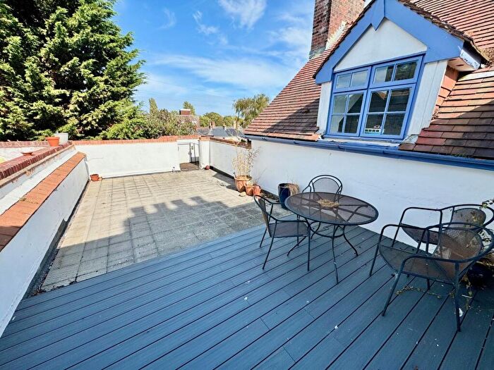 2 Bedroom Flat For Sale In High Street, Christchurch, BH23