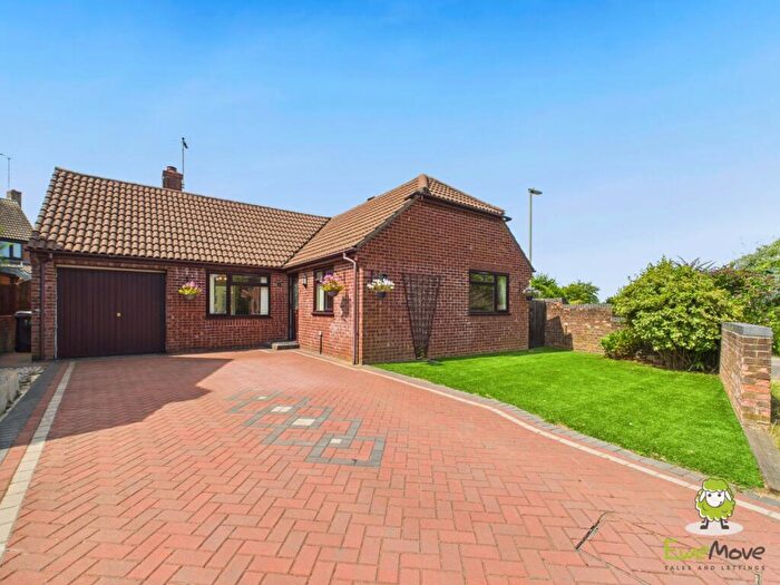 3 Bedroom Detached Bungalow For Sale In Lambs Row, Lychpit, Basingstoke, Hampshire, RG24