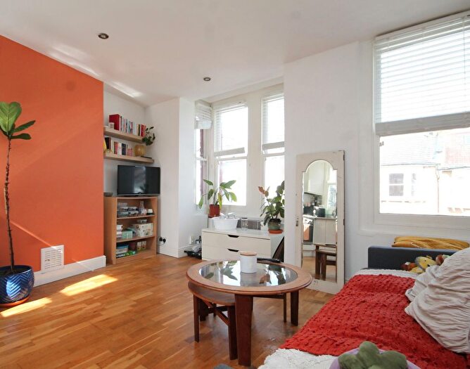 2 Bedroom Flat To Rent In Beresford Road, Wood Green, N8