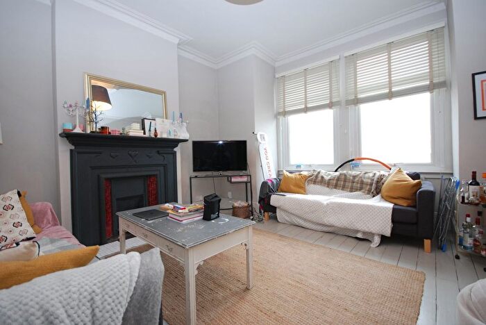 3 Bedroom Detached House To Rent In Tooting Bec Road, Tooting Bec, SW17
