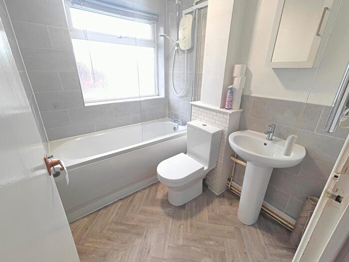 2 Bedroom Flat To Rent In Ashley Court, Burton On Trent, DE15