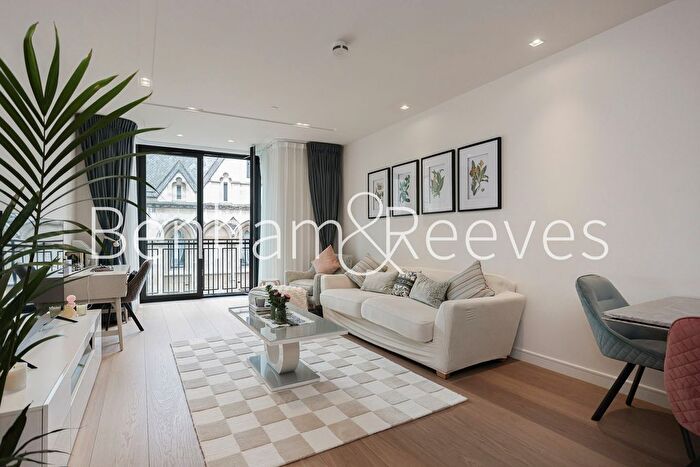 2 Bedroom Flat To Rent In Lincoln Square, Portugal Street, City, WC2A