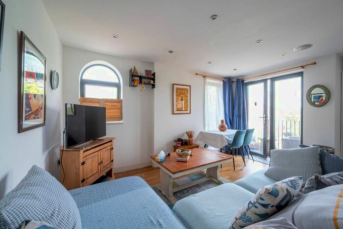 3 Bedroom Flat To Rent In Wimbledon, Wimbledon, London, SW19