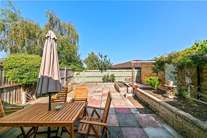 2 Bedroom Bungalow For Sale In Hollybank Close, Middlesex, TW12