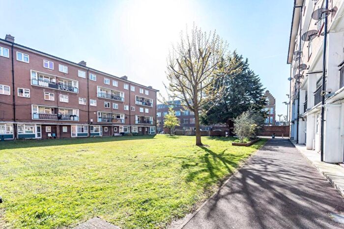 2 Bedroom Flat To Rent In East Street, Elephant And Castle, London, SE17