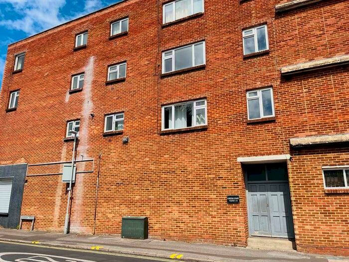 2 Bedroom Flat To Rent In Curzon Road, Poole, BH14