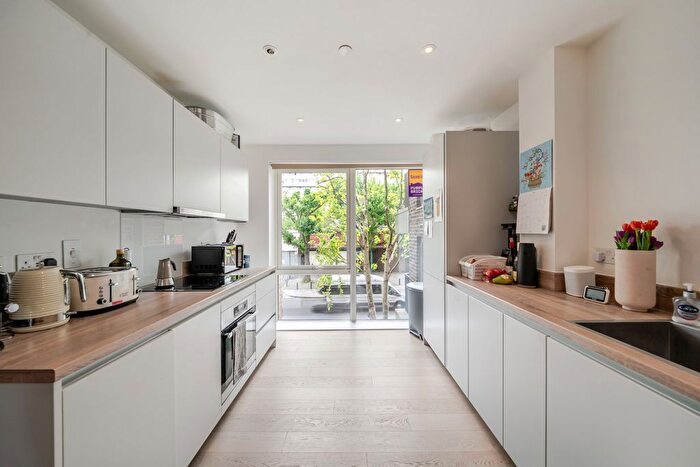 1 Bedroom Flat For Sale In Wyndham Road, London, SE5