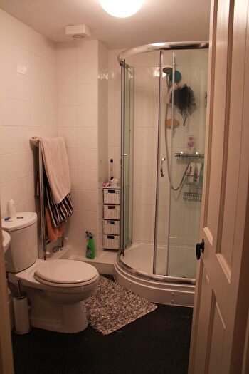 1 Bedroom Flat To Rent In Rothes Road, Dorking, Surrey, RH4