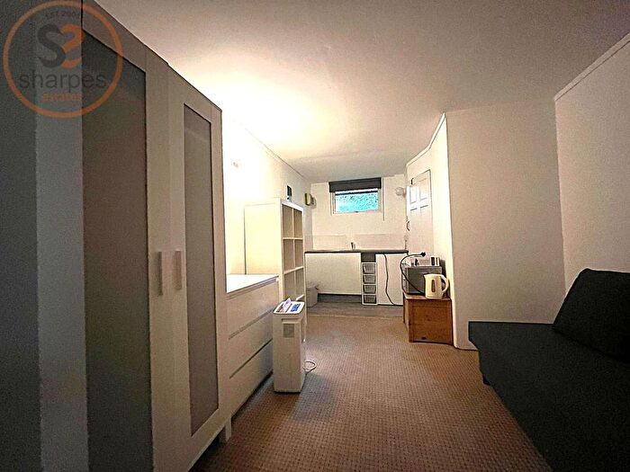 1 Bedroom Houseboat To Rent In Ducks Walk, Twickenham, Greater London, TW1