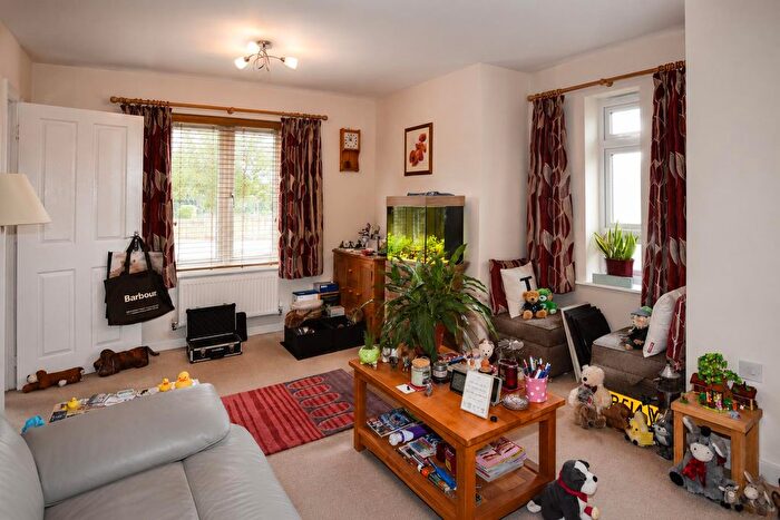 4 Bedroom Link Detached House For Sale In Balmoral Close, Northampton, NN5