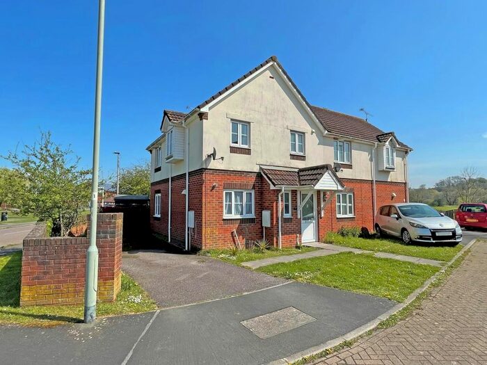 3 Bedroom Semi-Detached House To Rent In Dukes Mead, Cullompton, EX15