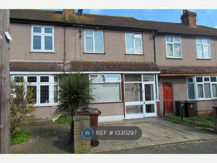 3 Bedroom Terraced House To Rent In Kings Avenue, Romford, RM6