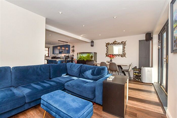 3 Bedroom Semi-detached House For Sale In Maidstone Road, Marden, Kent, TN12