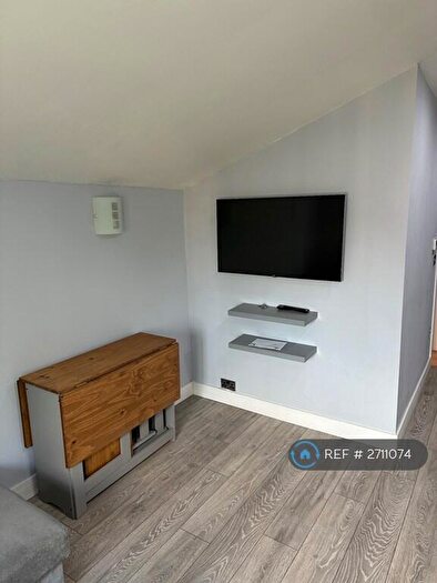 2 Bedroom Flat To Rent In Salcott Road, London, SW11