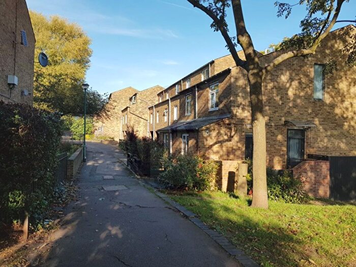 3 Bedroom Flat To Rent In Cardinals Way, London, N19