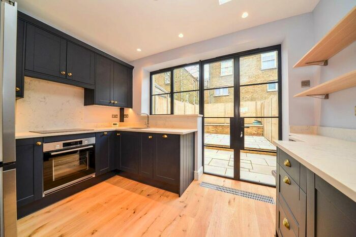 2 Bedroom Town House To Rent In Strathleven Road, Brixton, London, SW2