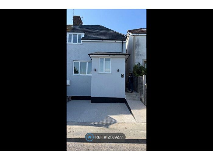 5 Bedroom Semi-Detached House To Rent In Hill Rise, Dartford, DA2