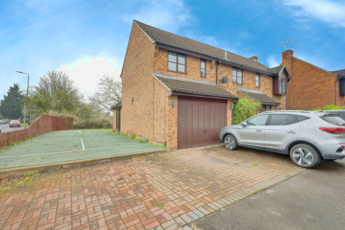 Studio To Rent In Wethersfield Way, Wickford, SS11